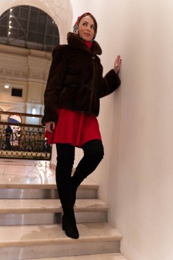 Güzel kız yılbaşı tema arka plan üzerinde poz Maria,.