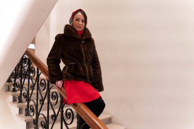 Güzel kız yılbaşı tema arka plan üzerinde poz Maria,.