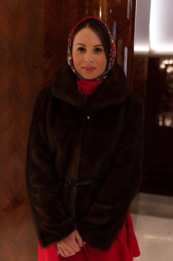 Güzel kız yılbaşı tema arka plan üzerinde poz Maria,.