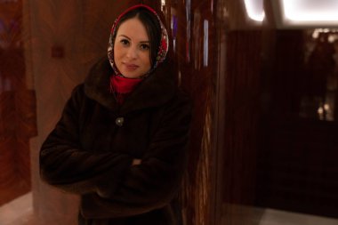 Güzel kız yılbaşı tema arka plan üzerinde poz Maria,.