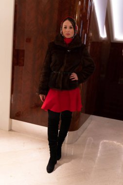 Güzel kız yılbaşı tema arka plan üzerinde poz Maria,.