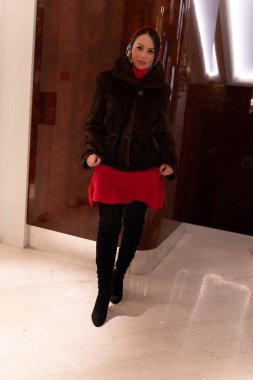 Güzel kız yılbaşı tema arka plan üzerinde poz Maria,.