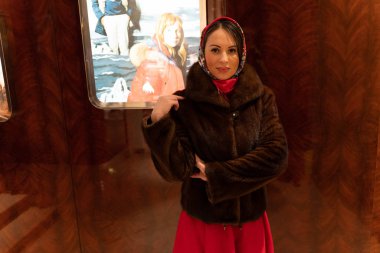 Güzel kız yılbaşı tema arka plan üzerinde poz Maria,.