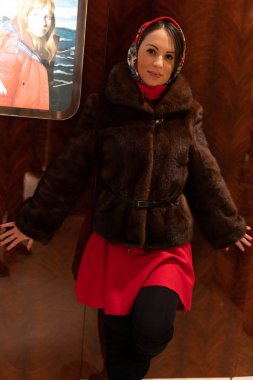 Güzel kız yılbaşı tema arka plan üzerinde poz Maria,.