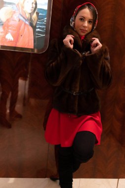 Güzel kız yılbaşı tema arka plan üzerinde poz Maria,.