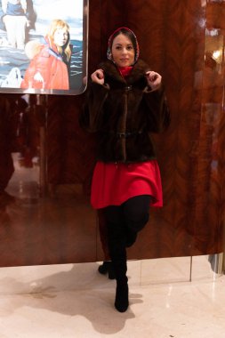 Güzel kız yılbaşı tema arka plan üzerinde poz Maria,.