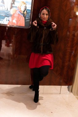 Güzel kız yılbaşı tema arka plan üzerinde poz Maria,.