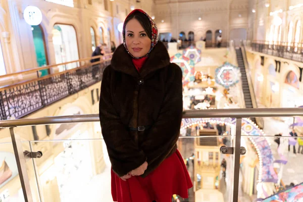 Güzel kız yılbaşı tema arka plan üzerinde poz Maria,.