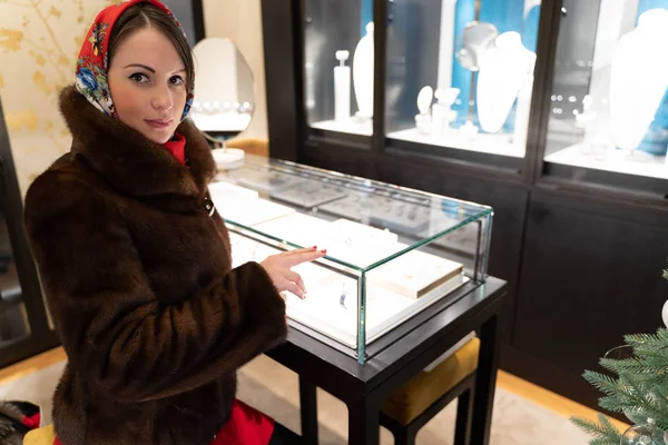 Güzel kız yılbaşı tema arka plan üzerinde poz Maria,.