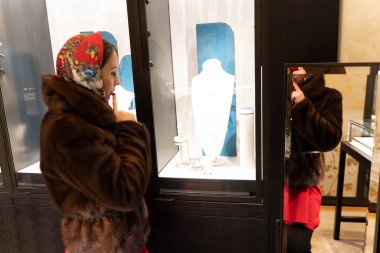 Güzel kız yılbaşı tema arka plan üzerinde poz Maria,.