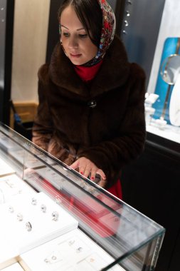 Güzel kız yılbaşı tema arka plan üzerinde poz Maria,.