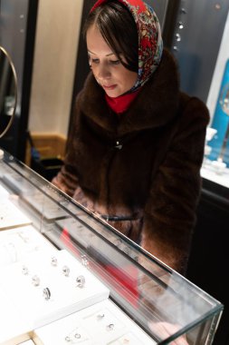 Güzel kız yılbaşı tema arka plan üzerinde poz Maria,.