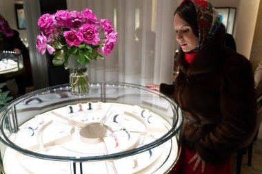 Güzel kız yılbaşı tema arka plan üzerinde poz Maria,.