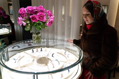 Güzel kız yılbaşı tema arka plan üzerinde poz Maria,.