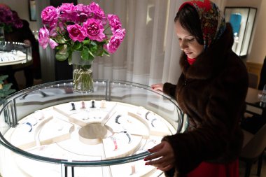 Güzel kız yılbaşı tema arka plan üzerinde poz Maria,.