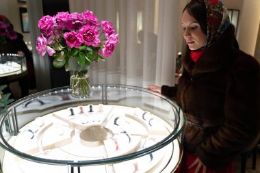 Güzel kız yılbaşı tema arka plan üzerinde poz Maria,.