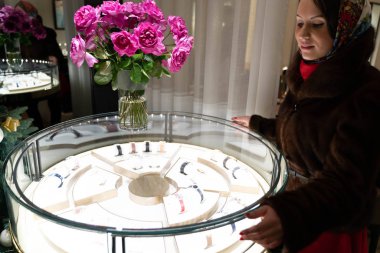 Güzel kız yılbaşı tema arka plan üzerinde poz Maria,.