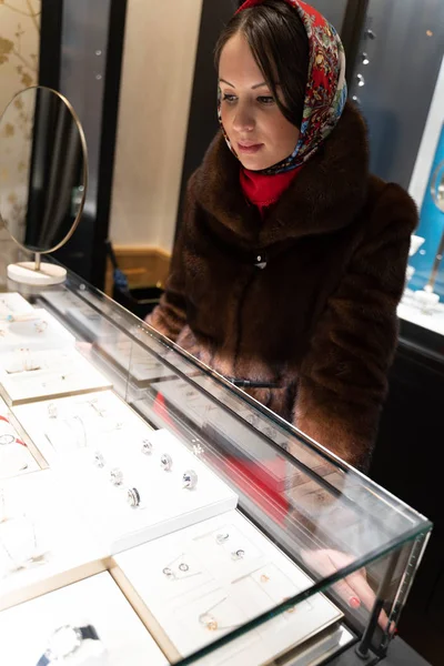 Güzel kız yılbaşı tema arka plan üzerinde poz Maria,.