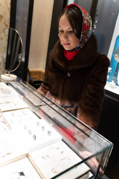 Güzel kız yılbaşı tema arka plan üzerinde poz Maria,.