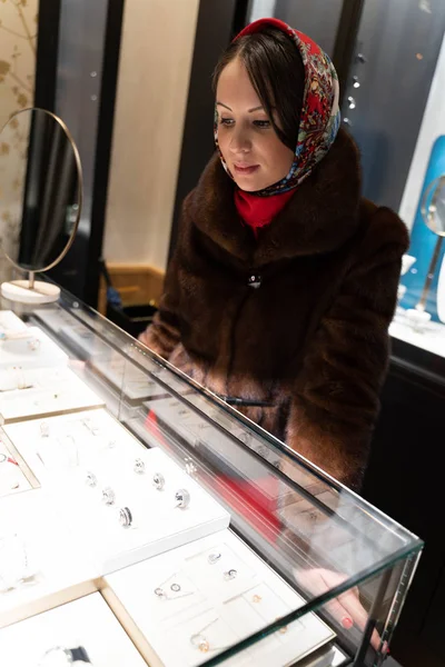 Güzel kız yılbaşı tema arka plan üzerinde poz Maria,.