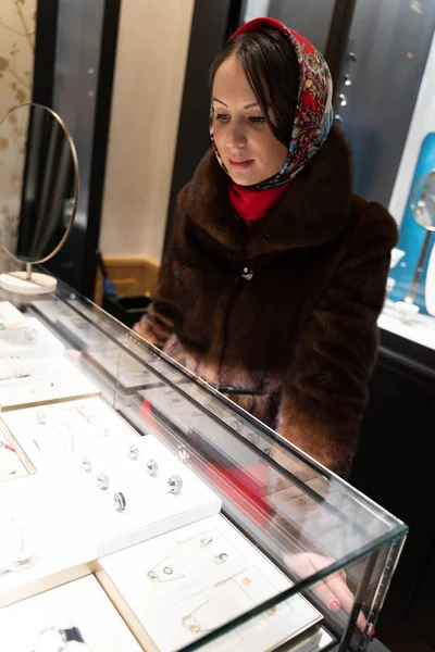 Güzel kız yılbaşı tema arka plan üzerinde poz Maria,.