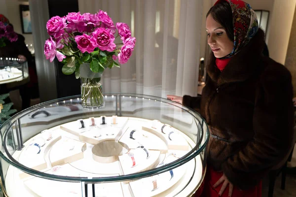 Güzel kız yılbaşı tema arka plan üzerinde poz Maria,.