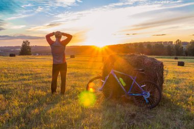 Sonbahar bisikleti. Gün batımında atlet silüeti