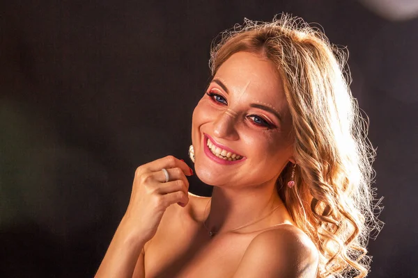 Studioporträt. schöne Mädchen mit Abend-Make-up auf schwarzem Hintergrund — Stockfoto