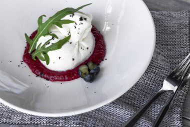 Buratta servis berry ile İtalyan peynir sosu, roka ve çilek ile dekore edilmiş