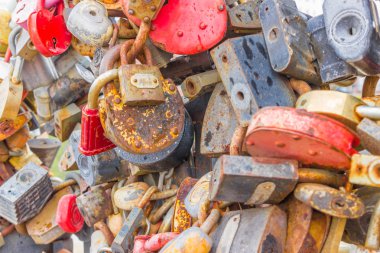 Düğün geleneği. Yeni evliler asma kilit kapatın ve aşkla ve bağlılıkla bir işareti olarak asmak