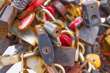 Düğün geleneği. Yeni evliler asma kilit kapatın ve aşkla ve bağlılıkla bir işareti olarak asmak