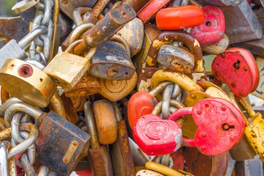 Düğün geleneği. Yeni evliler asma kilit kapatın ve aşkla ve bağlılıkla bir işareti olarak asmak