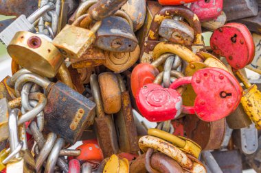 Düğün geleneği. Yeni evliler asma kilit kapatın ve aşkla ve bağlılıkla bir işareti olarak asmak