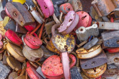 Düğün geleneği. Yeni evliler asma kilit kapatın ve aşkla ve bağlılıkla bir işareti olarak asmak