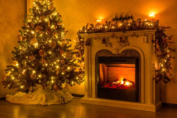 New Year's Eve. Happy new year ve Noel. Burada bir şömine yanıyor ve bir Noel ağacı rahat bir oda oyuncaklar ve çelenk ile dekore edilmiştir. Oda Noel çelenk tarafından aydınlatılmış. 2019 yıl