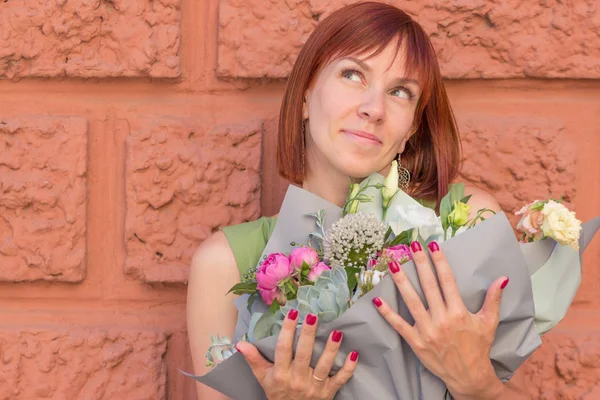 Ritratto Una Ragazza Con Bouquet Elegante Sullo Sfondo Della Parete — Foto Stock