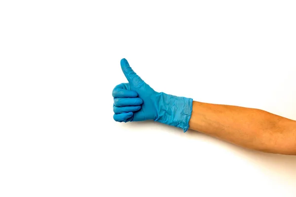 在白色背景上用蓝色橡胶手套隔离手 手势拇指向上或像 外科医生或清洁的厨师成功工作的概念 — 图库照片