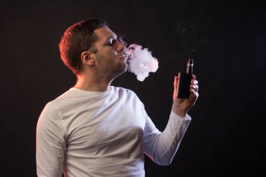 Sigara vape adamdır. Portre Studio siyah bir arka plan. Tütün bağımlılığı kavramı