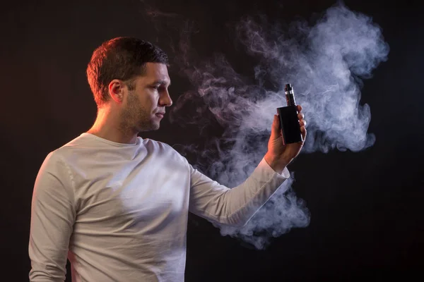 Man Rökare Vape Porträtt Studio Svart Bakgrund Begreppet Tobaksberoende — Stockfoto