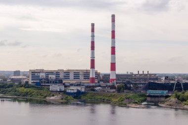 İşleme tesisi Kömür Nehri kıyısında çalışır. Duman boruları şehir atmosferi kirletiyor. Çevrenin, emisyon içine su kaynakları kirliliği kavramı. 