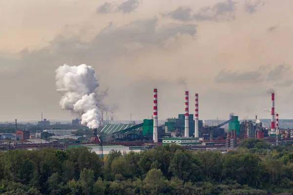 Coal Processing Plant Operates River Bank Smoke Pipes Pollutes Atmosphere — Stock Photo, Image