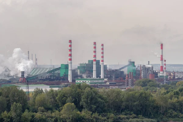 Zakład Przetwórstwa Węgla Działa Brzegu Rzeki Dym Rury Zanieczyszcza Atmosferę — Zdjęcie stockowe
