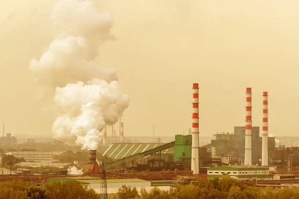 İşleme tesisi Kömür Nehri kıyısında çalışır. Duman boruları şehir atmosferi kirletiyor. Çevrenin, emisyon içine su kaynakları kirliliği kavramı. 