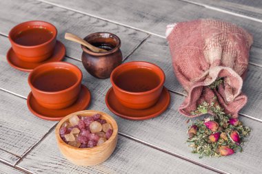 Çay töreni, çay partisi. Bardak, bal, şeker ve ahşap bir masa vintage bez torba. Sağlıklı ve lezzetli bir kahvaltı kavramı