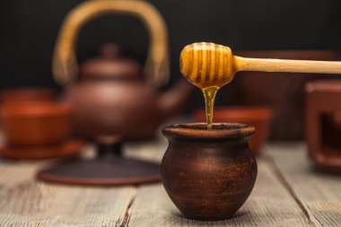 Çay töreni, çay partisi. Kil yemekleri. Bir pota bir tahta kaşık bal akımları. Natürmort