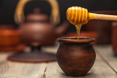 Çay töreni, çay partisi. Kil yemekleri. Bir pota bir tahta kaşık bal akımları. Natürmort