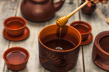 Çay töreni, çay partisi. Kil yemekleri. Bir pota bir tahta kaşık bal akımları. Natürmort