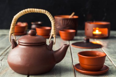 Çay töreni, çanak çömlek ile içme çay. Rahat bir akşam kavramında bir aile restoranı