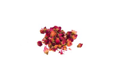 Çay yaprakları ve masanın üzerine dağılmış gül goncası