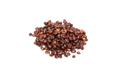 Kavrulmuş kahve çekirdekleri dağınık. Bir kahve dükkanı kavramı neşeli sabah